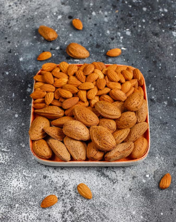 क्या आप भी छिलका हटाकर खाते हैं बादाम? जान लीजिए सच्चाई . Image Source Freepik -1-2-3-4-5-6