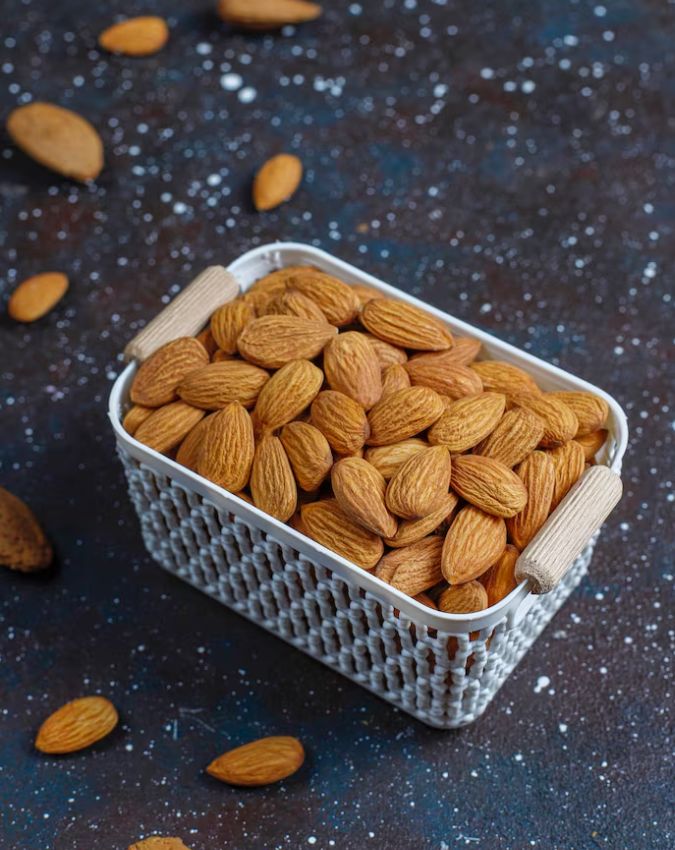 क्या आप भी छिलका हटाकर खाते हैं बादाम? जान लीजिए सच्चाई . Image Source Freepik -1-2-3-4-5