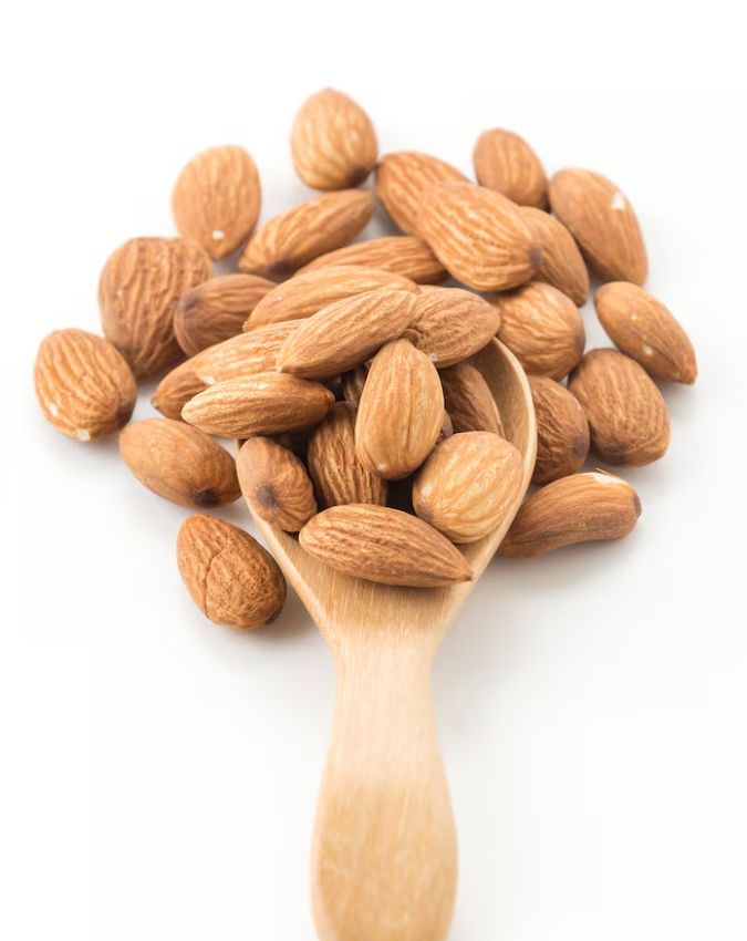 क्या आप भी छिलका हटाकर खाते हैं बादाम? जान लीजिए सच्चाई . Image Source Freepik -1-2-3-4