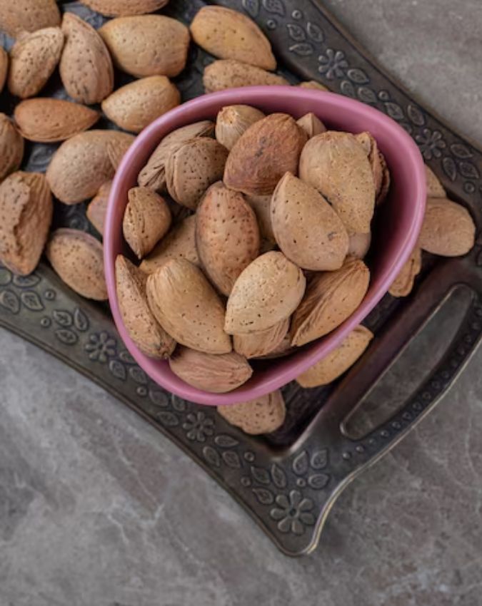 क्या आप भी छिलका हटाकर खाते हैं बादाम? जान लीजिए सच्चाई . Image Source Freepik -1-2