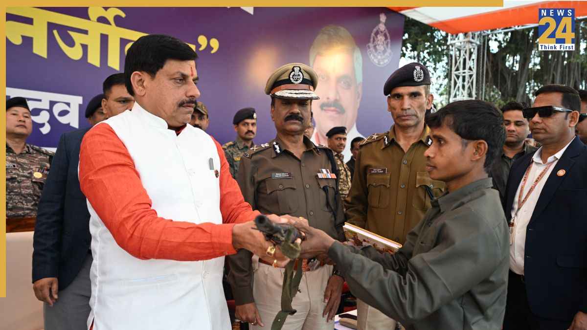बालाघाट में 10 इनामी नक्सलियों ने सीएम डॉ. मोहन यादव के समक्ष किया आत्म समर्पण