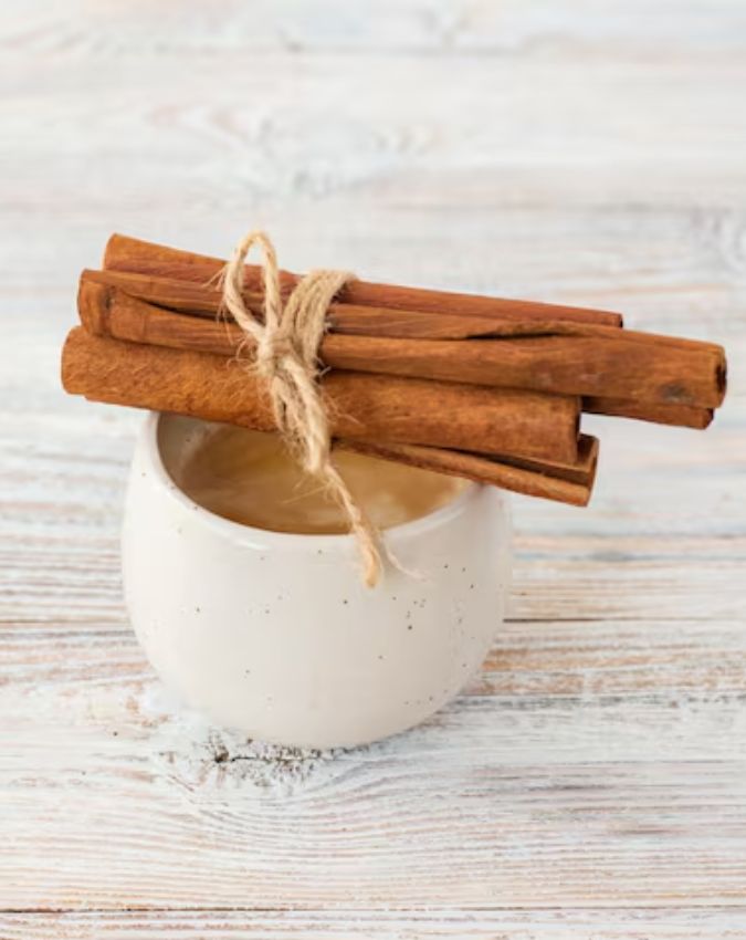 सुबह खाली पेट पिएं दालचीनी का पानी . Image Source Freepik Cinnamon water benefits-1-2