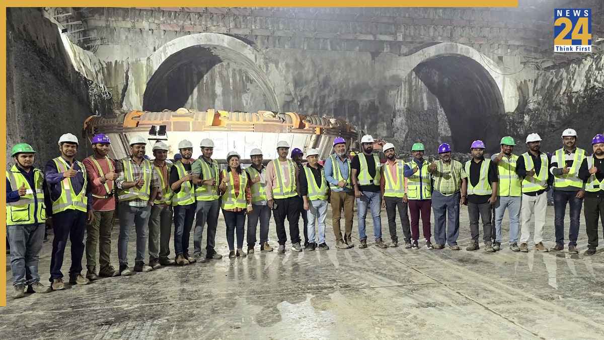 मुंबई की पहली अर्बन अंडरग्राउंड टनल रोड में बड़ी प्रगति, सुरंग में उतारी गई टीबीएम मशीन