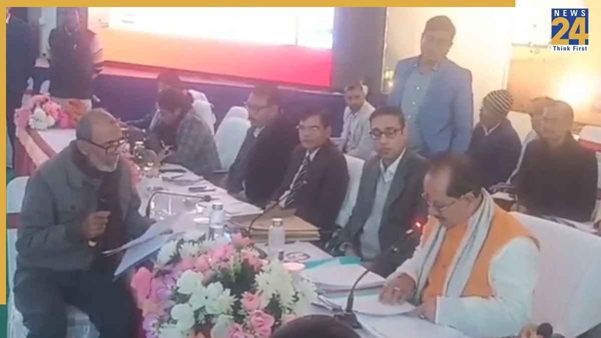 न कोर्ट, न कचहरी-ऑन द स्पॉट फैसला: लापरवाही पर विजय कुमार सिन्हा ने कर्मचारी को किया सस्पेंड