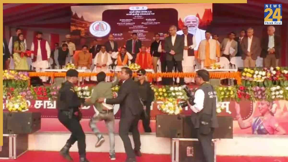 सीएम योगी की सुरक्षा में बड़ी चूक, वाराणसी में कार्यक्रम के दौरान मंच तक पहुंचा युवक
