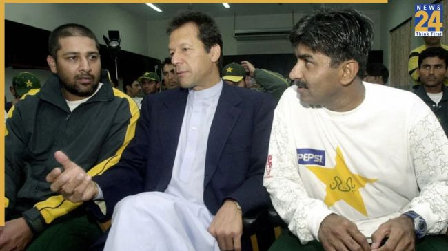 जावेद मियांदाद और इमरान खान बात करते हुए