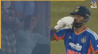 हार्दिक पांड्या फ्लाइंग किस देते हुए
