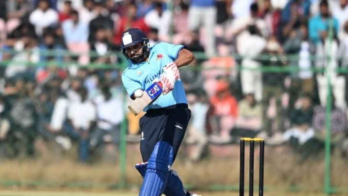 रोहित शर्मा विजय हजारे ट्रॉफी में शॉट मारते हुए