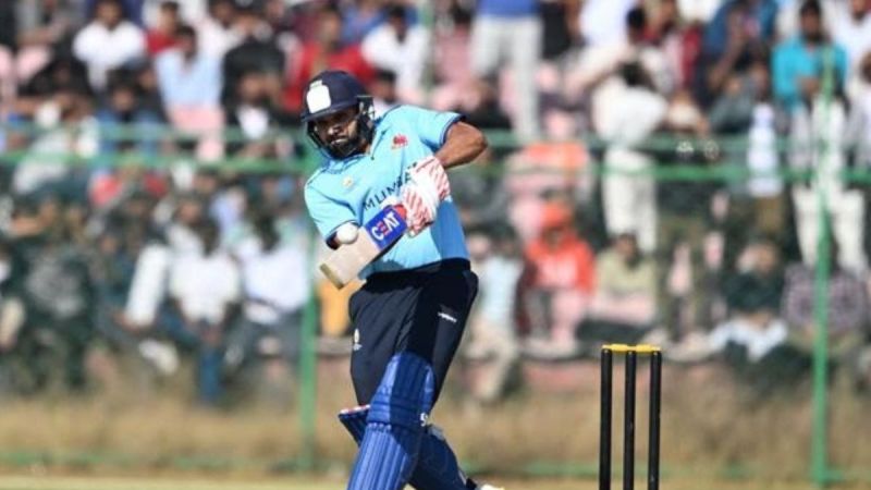 रोहित शर्मा विजय हजारे ट्रॉफी में शॉट मारते हुए