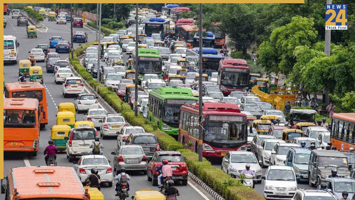 Delhi Traffic Advisory: दिल्ली में इन रूट्स पर जाने से बचें, फंस सकते हैं जाम में; पढ़ें ट्रैफिक एडवायजरी