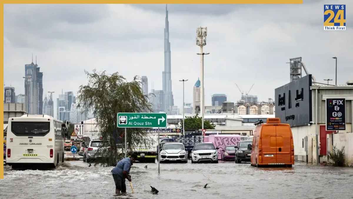 UAE में भारी बारिश के चलते कई फ्लाइट कैंसिल, सड़कें बनीं नदी; जानें रेगिस्तान में क्यों आई बाढ़?