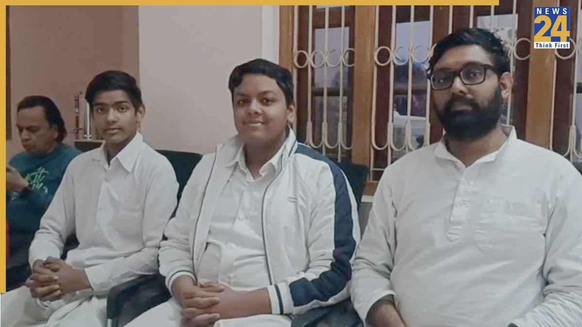 करोड़ों का कारोबार छोड़ जैन मुनि बने बागपत के हर्षित, दो और युवाओं ने दीक्षा लेकर सांसारिक जीवन त्यागा