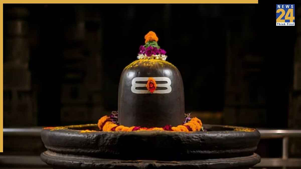 Somwar Shiv Puja: सोमवार को इन 5 मंत्रों से करें शिव पूजा, जानें शिवलिंग की सही पूजा विधि