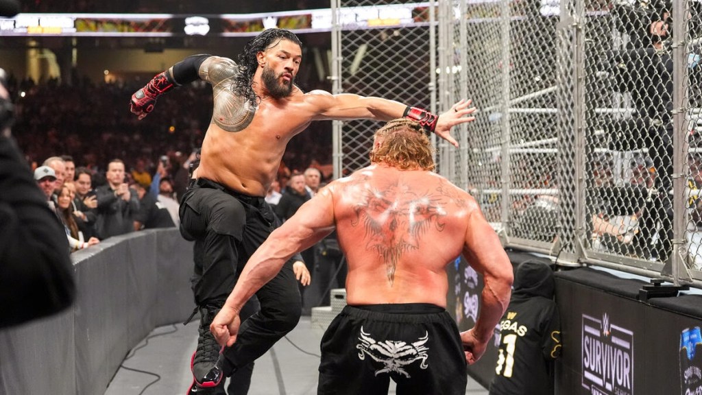 ब्रॉक लैसनर को पंच मारते हुए रोमन रेंस