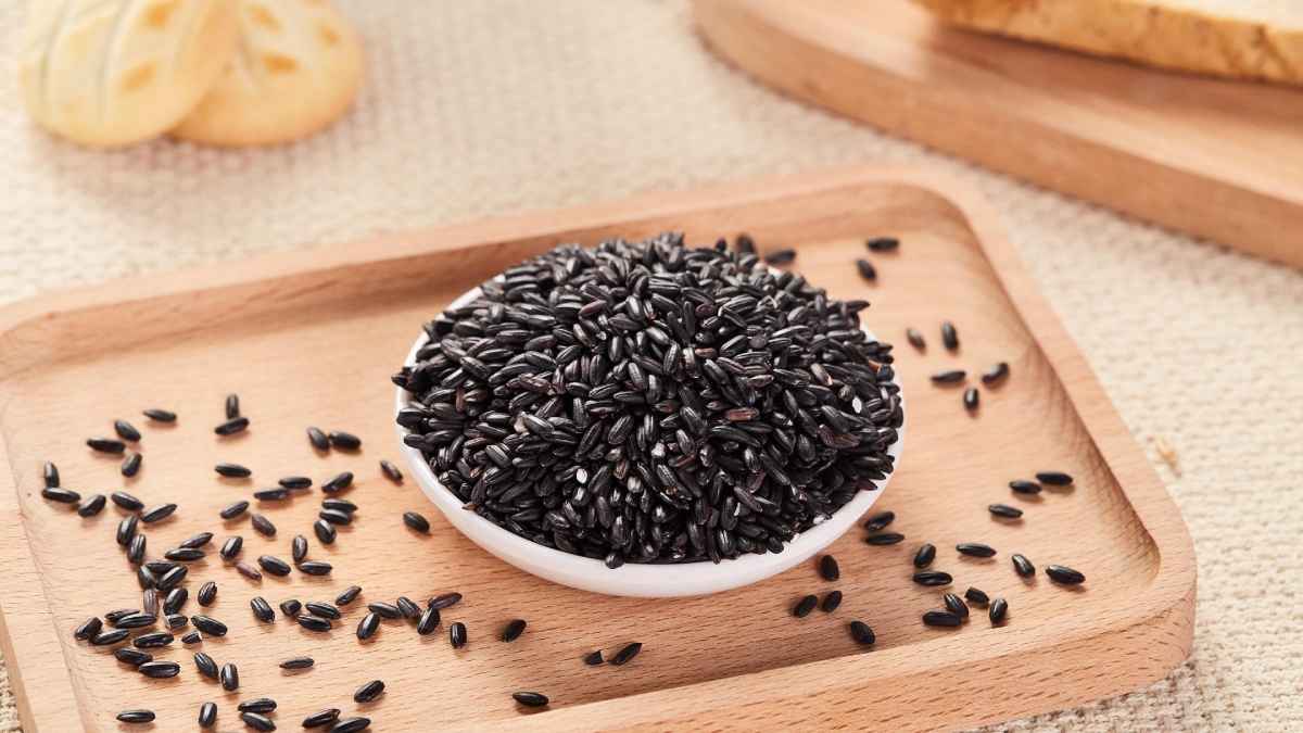 क्या सच में सफेद चावल से ज्यादा हेल्दी होते हैं ब्लैक राइस? फायदे जान अभी खरीद लेंगे!