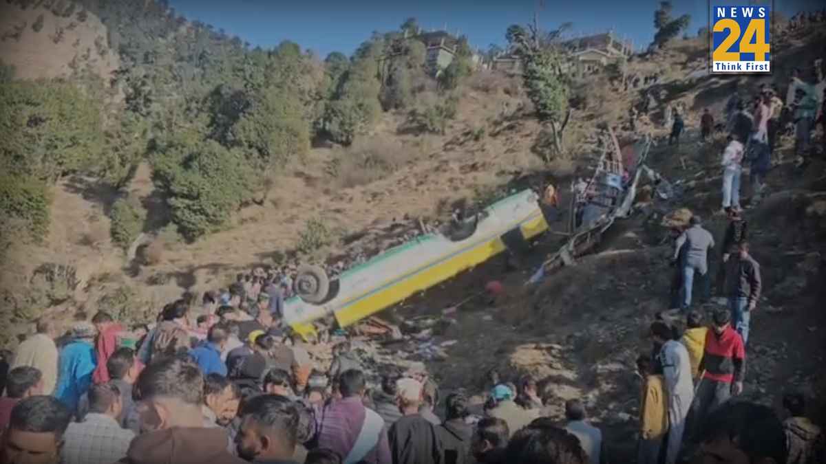 हिमाचल प्रदेश के हरिपुरधार में निजी बस खाई में गिरी, 10 से ज्यादा लोगों की मौत, कई घायल