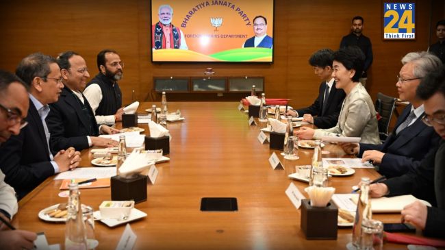 भाजपा के वरिष्ठ नेताओं और चीनी कम्युनिस्ट पार्टी के प्रतिनिधिमंडल की बैठक हुई है.