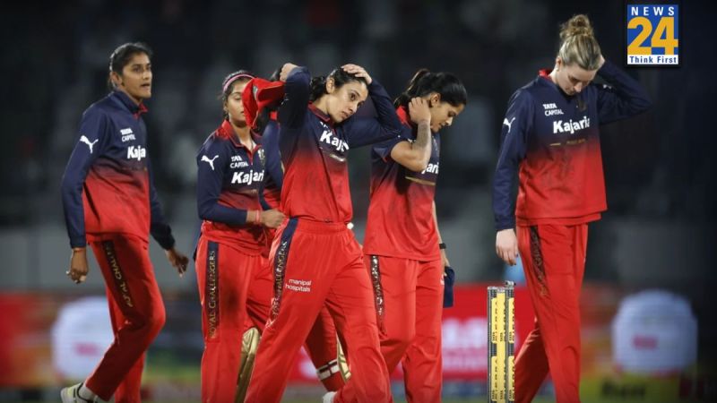 आरसीबी महिला टीम दिल्ली से हारते हुए