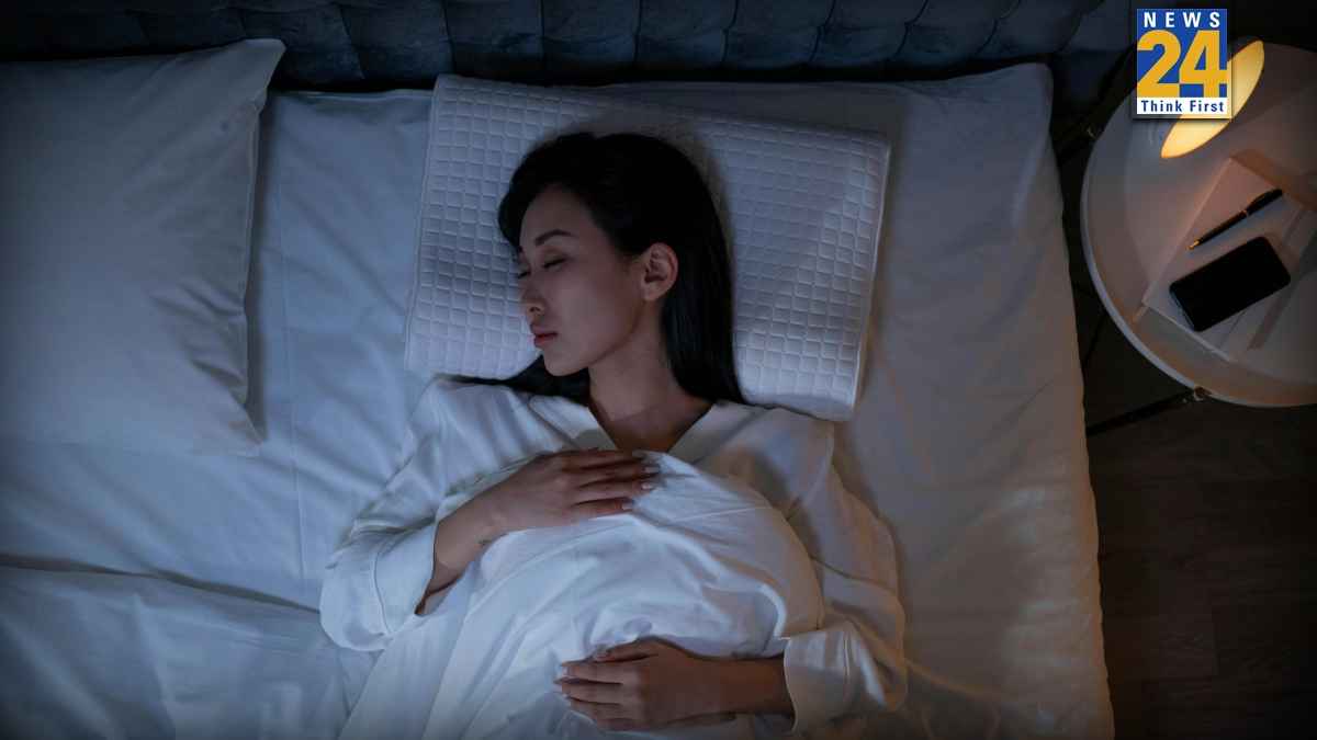 रात भर करवटें बदलते रहते हैं? अपनाएं ये आसान आदतें और पाएं गहरी सुकून भरी नींद