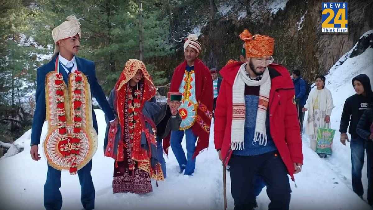 हिमाचल की अनोखी शादी, 3 फीट बर्फ में 7KM पैदल गया दूल्हा, अंधेरे में निभाई रस्में, दुल्हन भी पैदल गई ससुराल