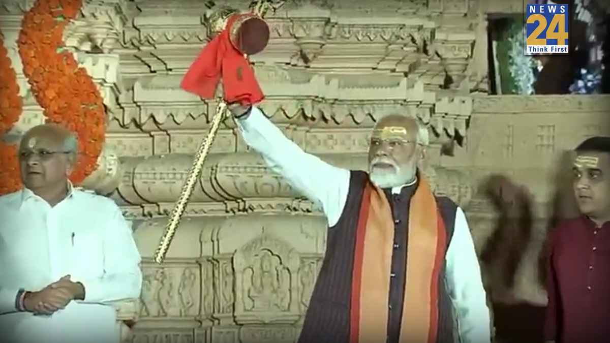 सोमनाथ मंदिर पहुंचे PM मोदी, महादेव का आशीर्वाद लेकर किया 'ओम' का जाप; ड्रोन शो ने शिवमय किया वातावरण