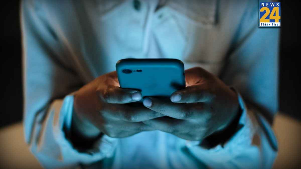 आप भी तो नहीं चला रहे एक्सपायर्ड फोन, मोबाइल फोन की एक्सपायरी डेट क्या होती है? ऐसे करें चेक