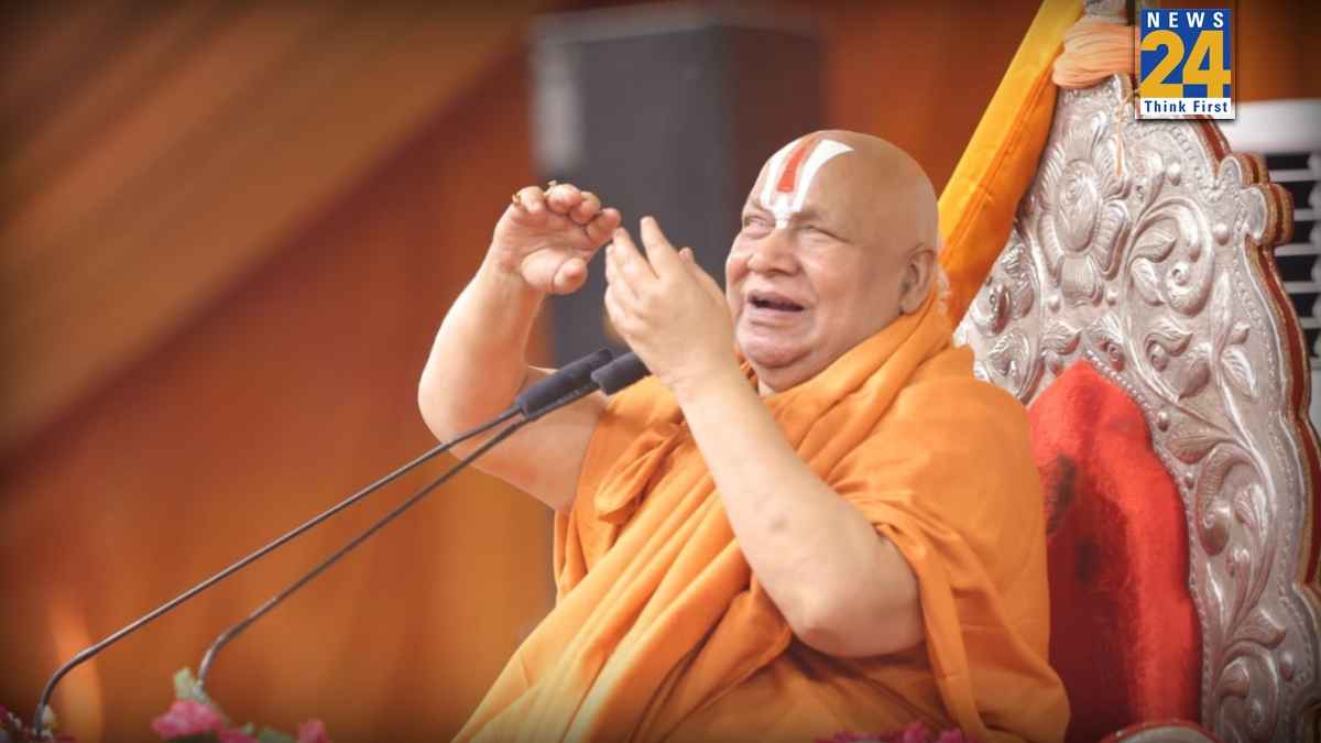 'भगवान CM ममता बनर्जी को सद्बुद्धि दें…', चुनाव से पहले ऐसा क्यों बोले रामभद्राचार्य?