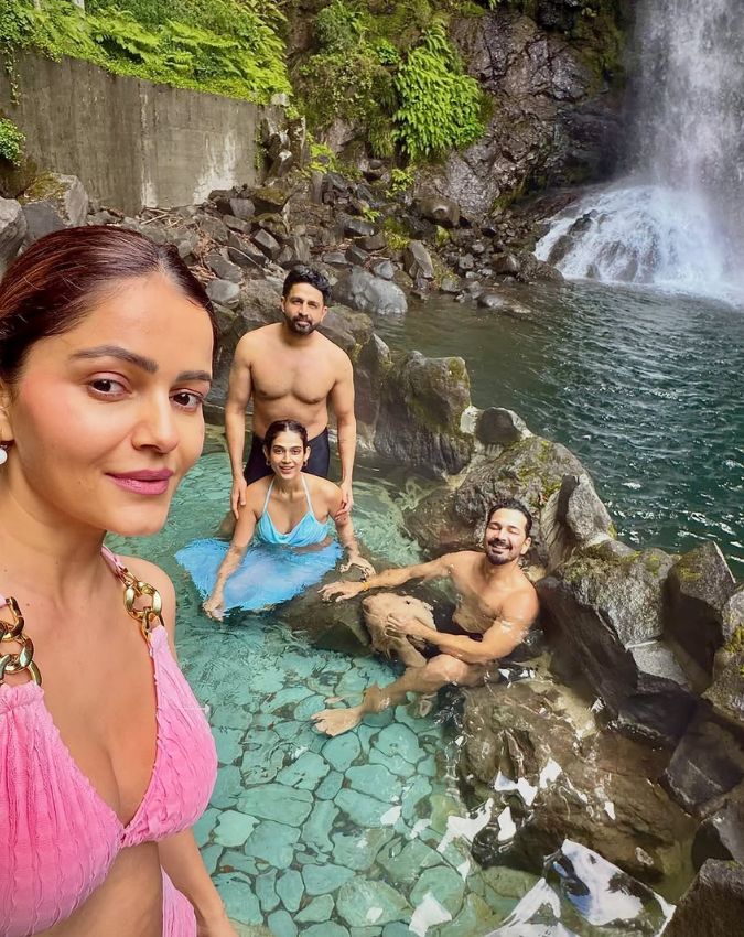 Rubina Dilaik Flaunts her Sizzling Look-1-2-3-4