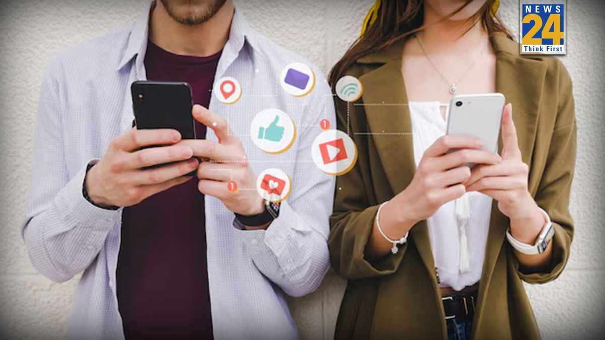 सोशल मीडिया का रियल-लाइफ रिश्तों पर कितना असर होता है? यहां जानिए प्यार के साथ पार्टनर में बढ़ने लगती हैं ये आदतें