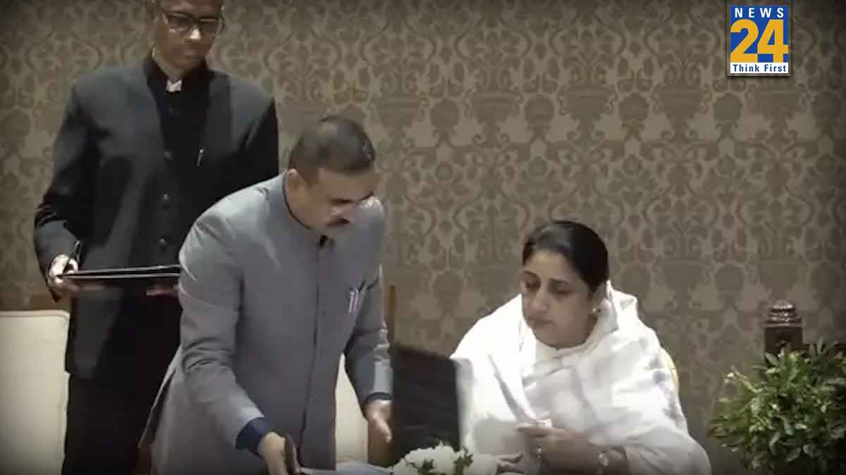 वित्त मंत्रालय सीएम देवेंद्र फडणवीस के पास, डिप्टी CM सुनेत्रा पवार को मिली इन 3 विभागों की जिम्मेदारी