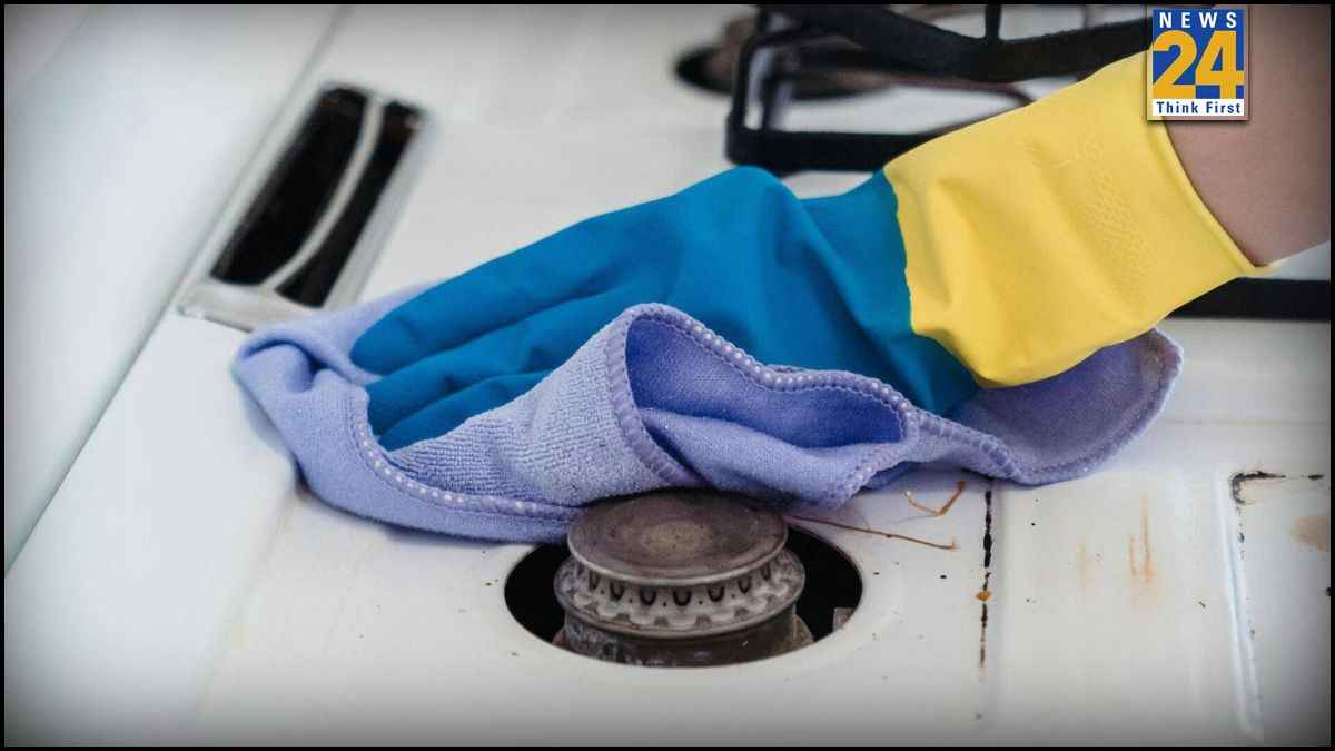 Cleaning Tips: बिना रगड़े गैस बर्नर को कैसे साफ करें? सर्दियों में काम आएंगे ये अमेजिंग टिप्स
