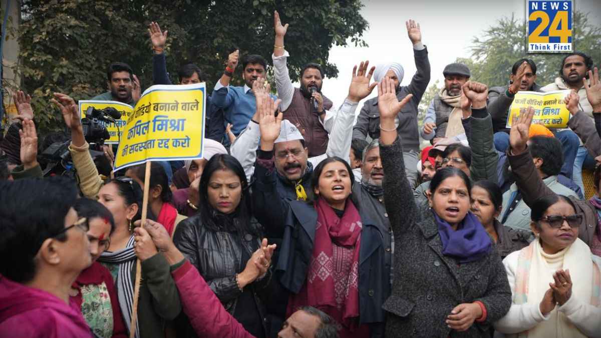 विधानसभा से MCD तक आम आदमी पार्टी का हल्ला बोल, फर्जी वीडियो बनाकर गुरुओं का अपमान करने वाले कपिल मिश्रा के इस्तीफे की मांग