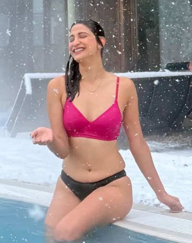 aahana kumra Shows bikini look in freezing temperature-1-2-3