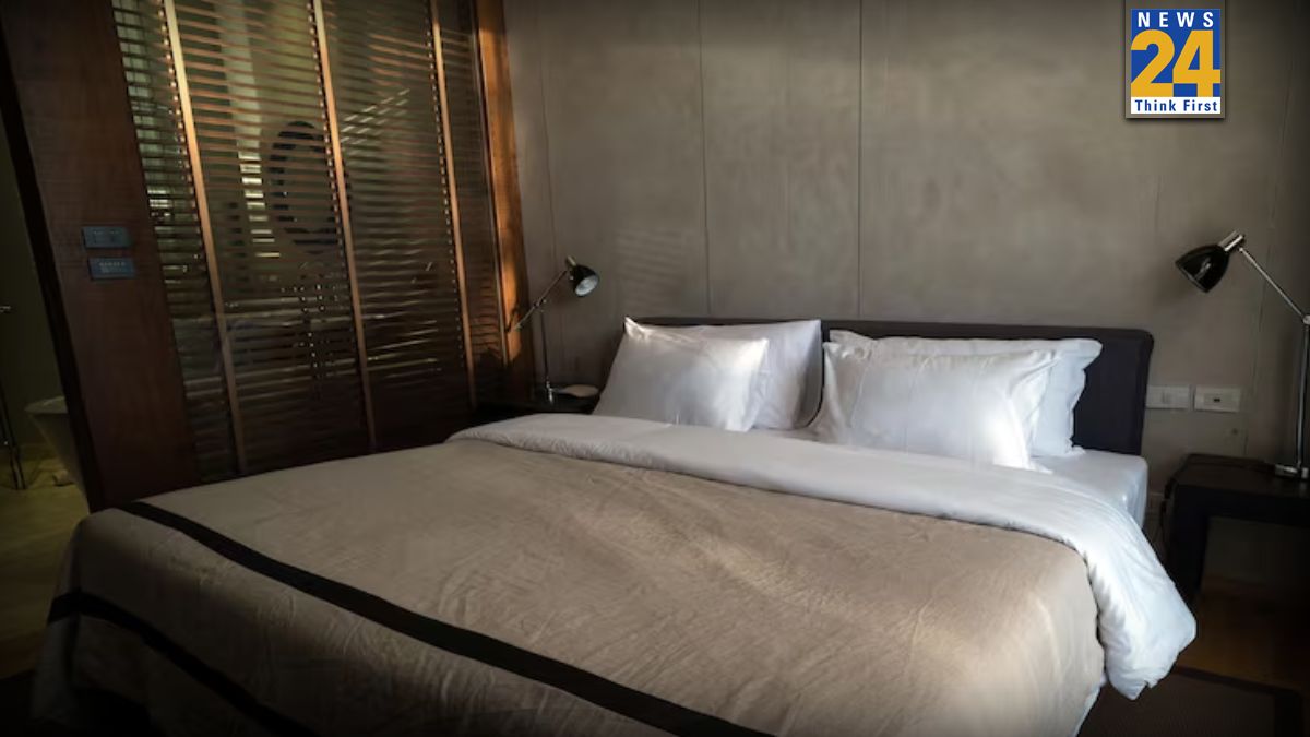 Why Is There No Clock In Hotels (2)-1