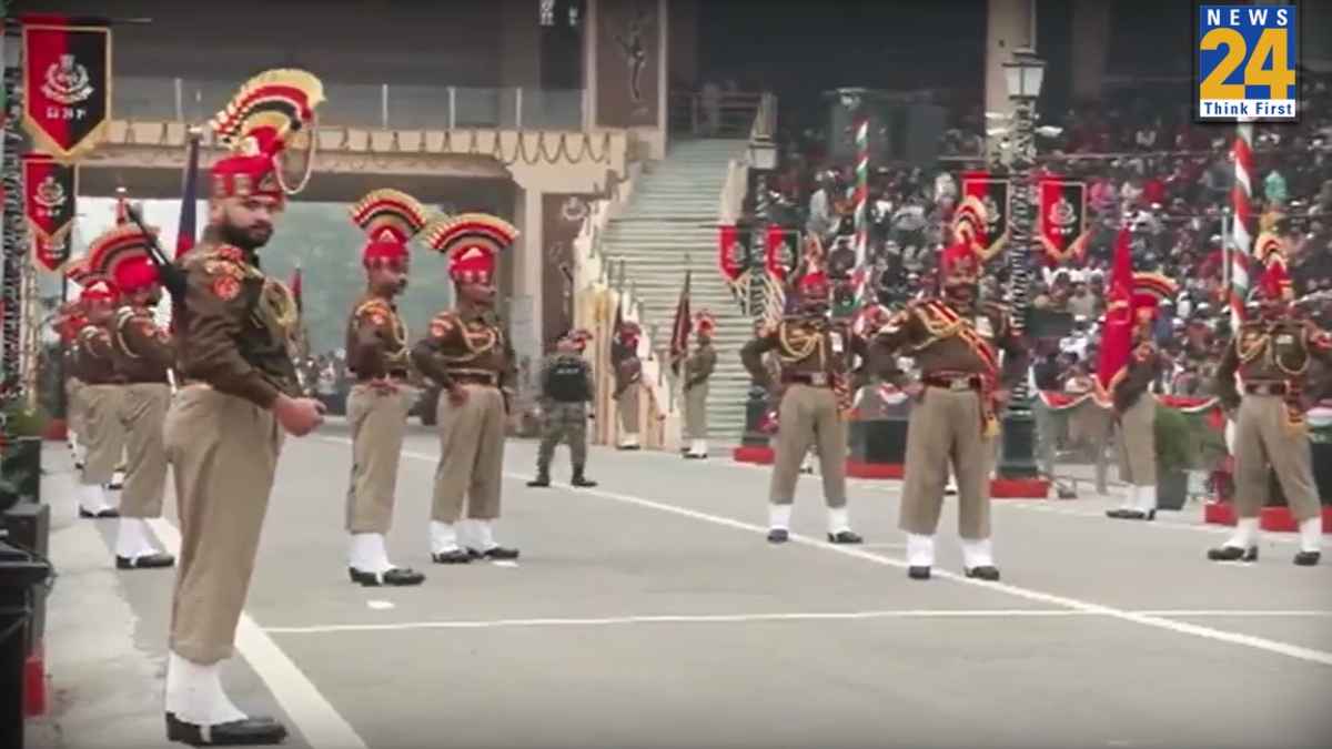 'भारत माता की जय' से गूंजा अटारी-वाघा बॉर्डर, सेना के जवानों ने दुश्मन देश को दिखाया शौर्य; देखें Video
