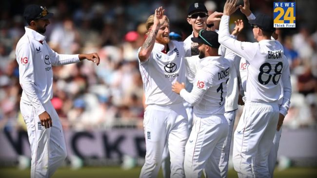 इंग्लैंड क्रिकेट टीम जश्न मनाते हुए