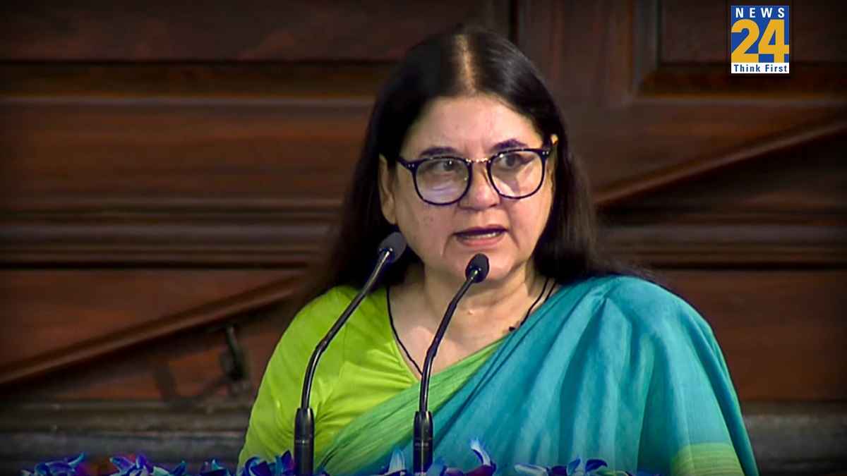 'पटाखे जलाने वालों को कहा जाए राष्ट्र विरोधी', वायु प्रदूषण के खिलाफ मेनका गांधी के तीखे बोल
