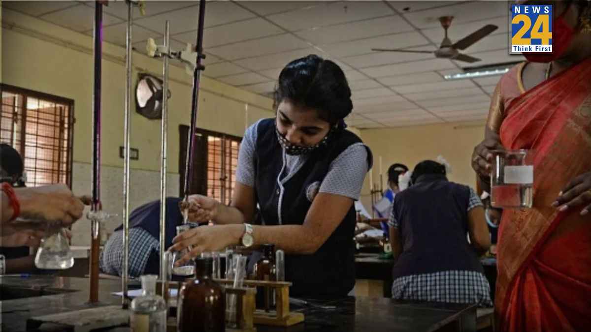UP Board Practical Exam 2026: एक बार फ‍िर बदली प्रैक्‍ट‍िकल एग्‍जाम की डेट, नोट कर लें नई तारीख