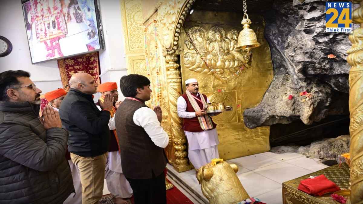 मकर संक्रांति पर भक्तों के लिए खुली माता वैष्णो देवी जी की गुफा, किया गया वैदिक मंत्रों का जाप
