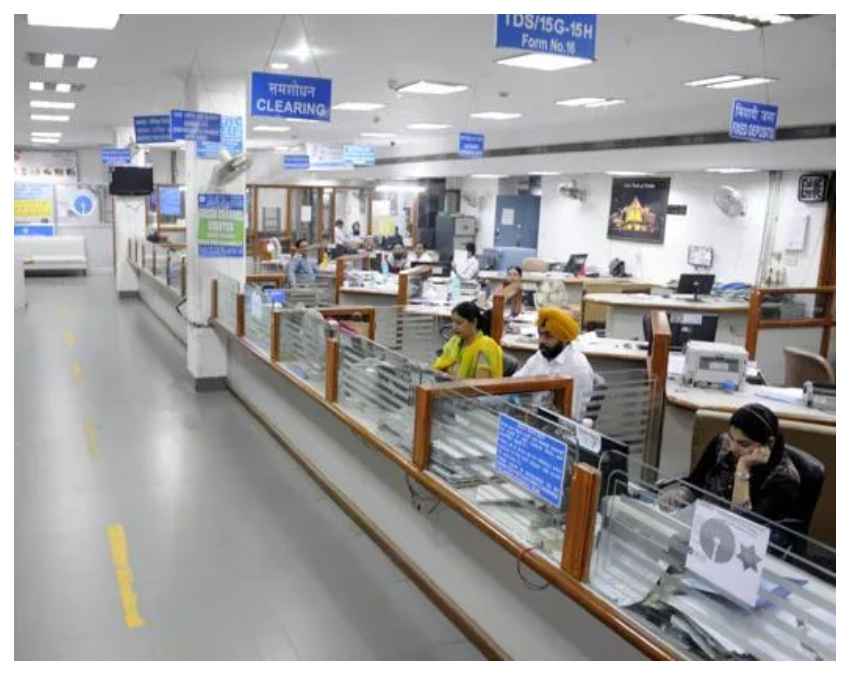 छुट्टियों के दौरान बैंकिंग का प्रबंधन कैसे करें