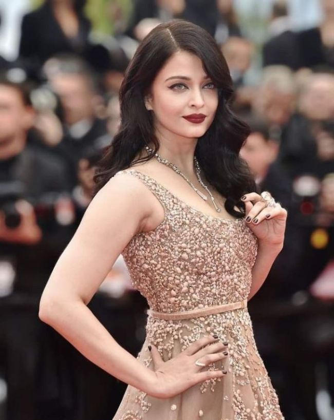 _Aishwarya Rai Bachchan Moolank-1-2-3-4-5-6-7-8