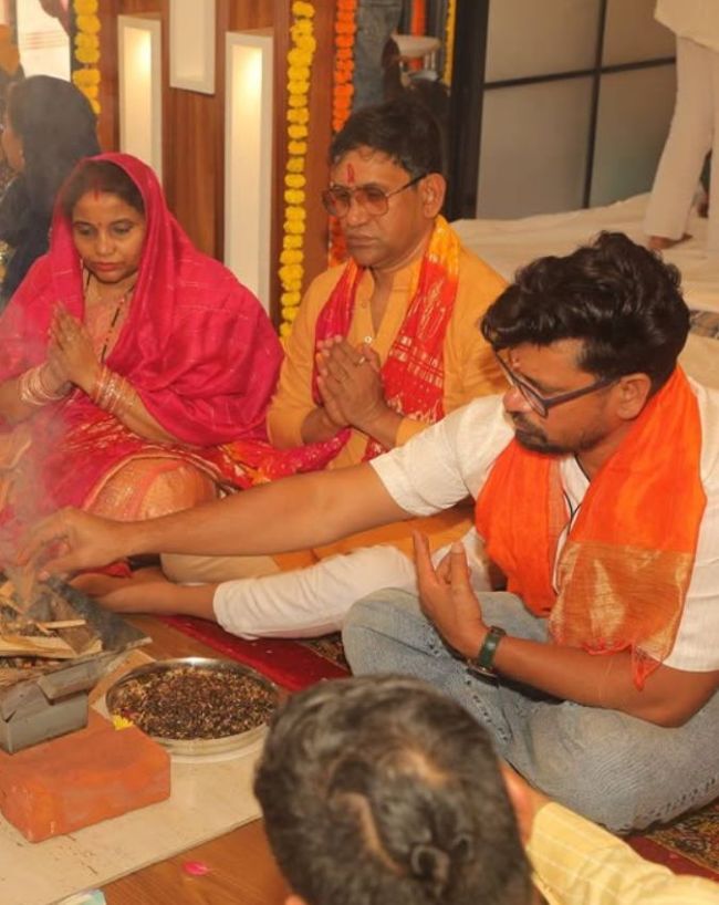 Nirahua Dinesh Lal Yadav Real Wife-1-2-3