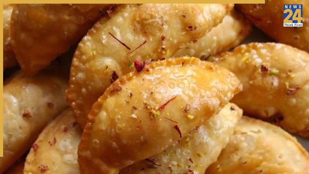 इस होली घर पर बनाएं खस्ता मावा गुजिया, मेहमान भी करेंगे खूब तारीफ! जानिए स्टेप-बाय-स्टेप आसान तरीका