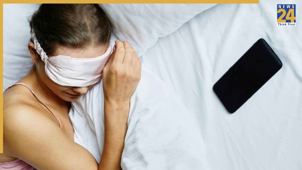 सिरहाने मोबाइल रखकर सोने से क्या सच में बढ़ जाता है कैंसर का खतरा? होश उड़ा देगी एक्सपर्ट की बात