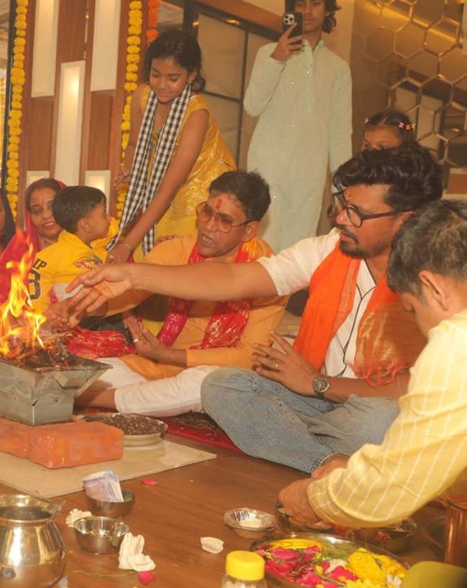 Nirahua pravesh lal seen with their Real Wife Nirahua Dinesh Lal Yadav Real Wife-1-2-3-4