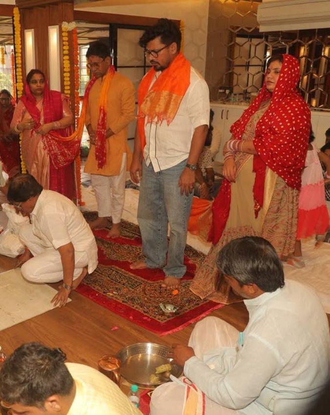 Nirahua pravesh lal seen with their Real Wife Nirahua Dinesh Lal Yadav Real Wife-1-2-3-4-5