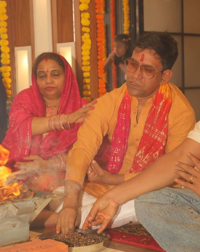 Nirahua pravesh lal seen with their Real Wife Nirahua Dinesh Lal Yadav Real Wife-1-2-3-4-5-6-7-8