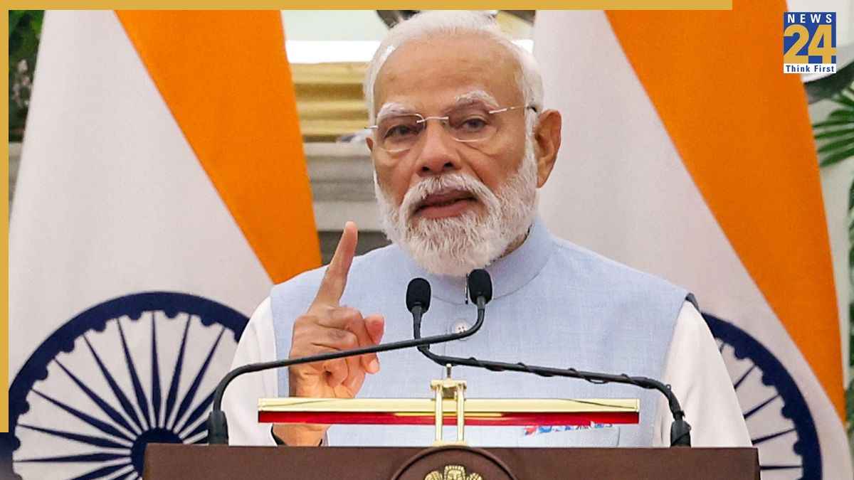 'देख कौन रहा है ये सब...', NCERT बुक विवाद से नाराज हैं PM मोदी, जिम्मेदारी तय करने को कहा
