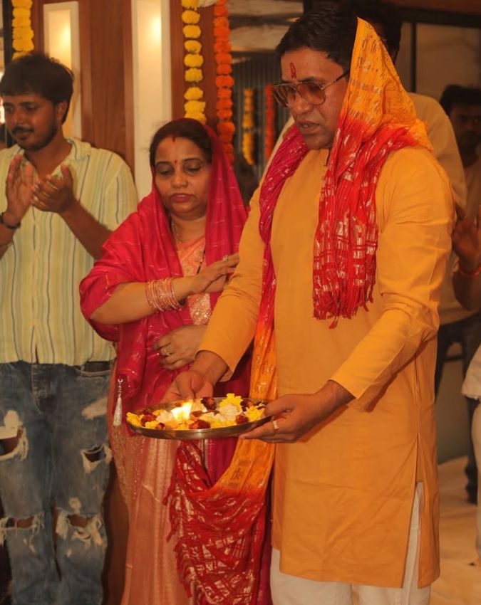 Nirahua pravesh lal seen with their Real Wife Nirahua Dinesh Lal Yadav Real Wife-1-2-3-4-5-6