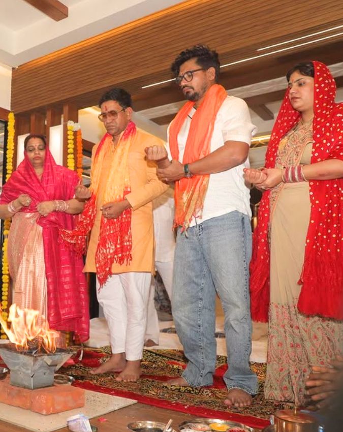 Nirahua pravesh lal seen with their Real Wife Nirahua Dinesh Lal Yadav Real Wife-1-2